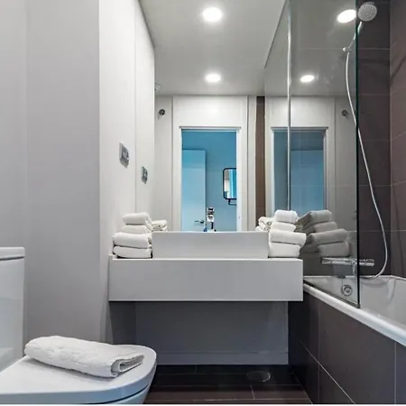 Apartment Deluxe In 3 Bedrooms Estepona